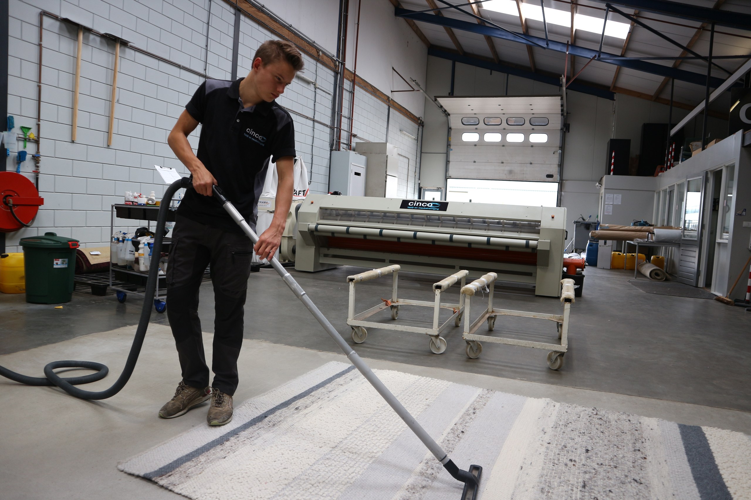 Vloerkleed wordt gestofzuigd