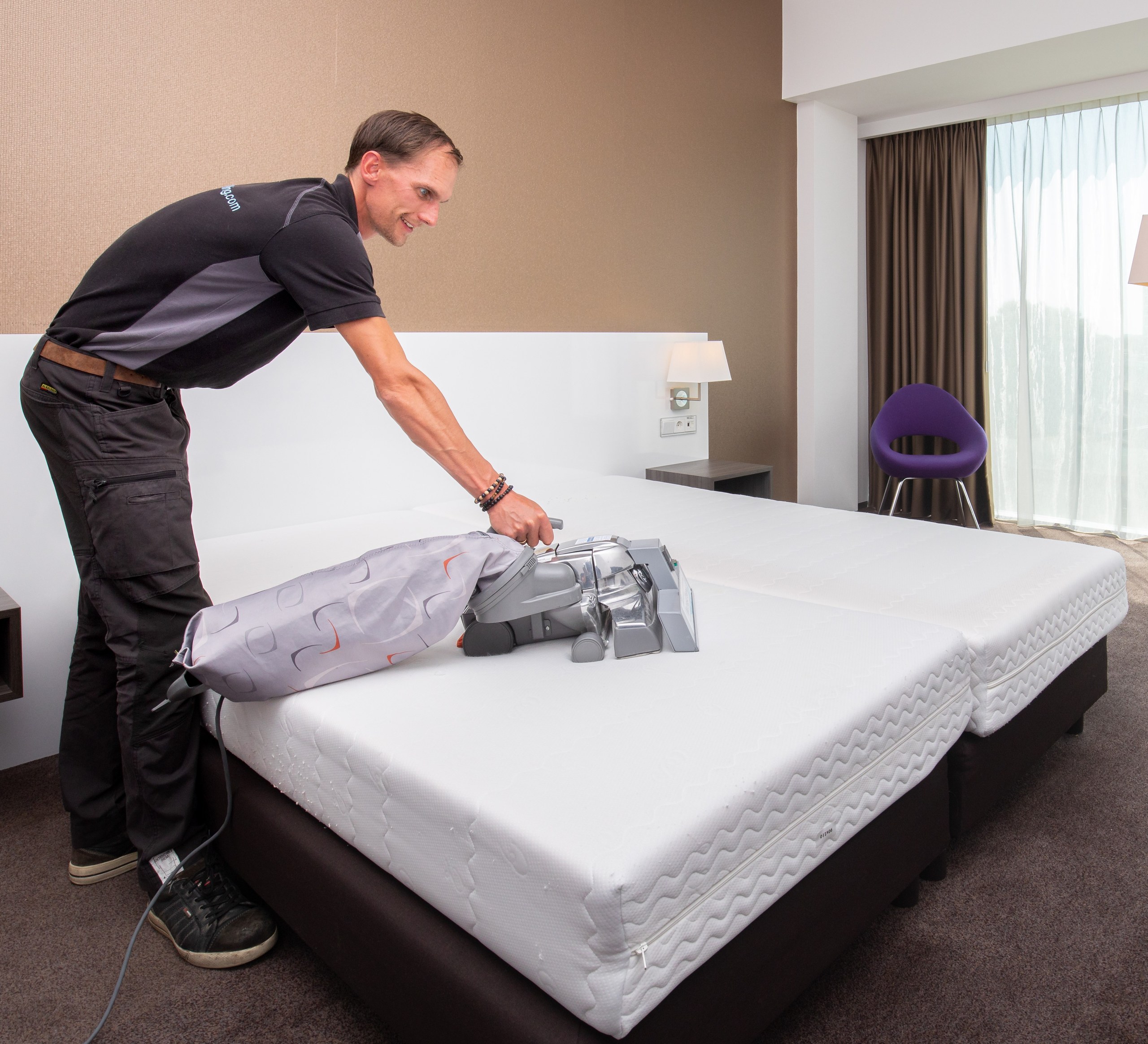 Matras wordt gestofzuigd met een professionele stofzuiger