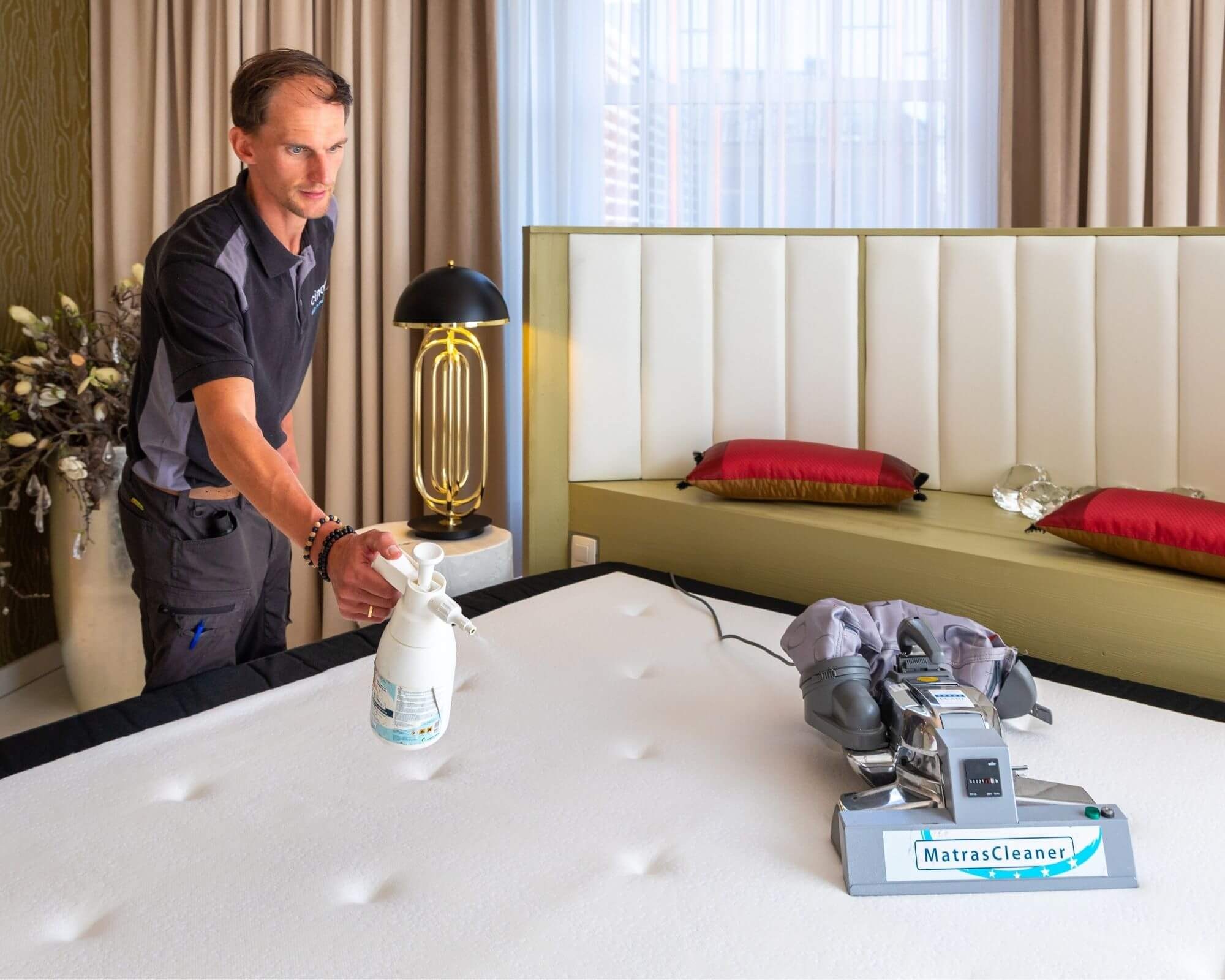 Reinigingsmiddel wordt op een matras aangebracht